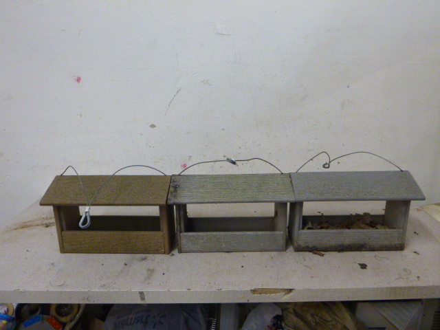 lot 45 image: 3 Bird Feeders