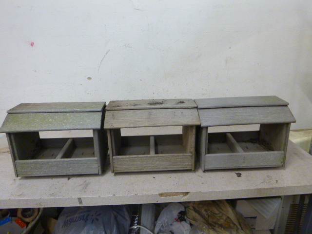lot 46 image: 3 Bird Feeders