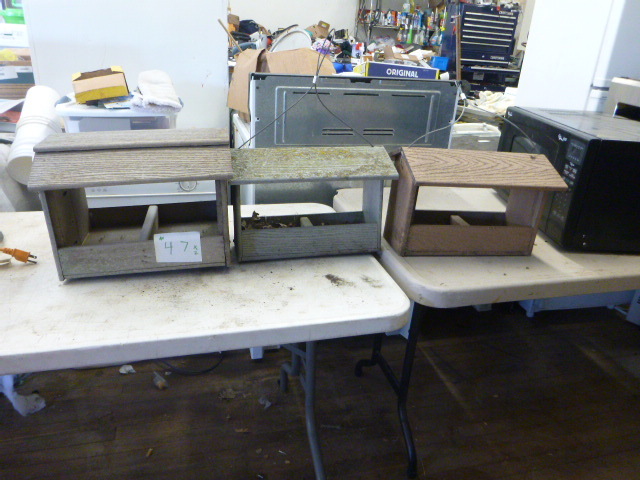 lot 47 image: 3 Bird Feeders