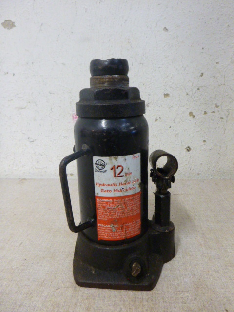 lot 73 image: Omega Hydraulic Jack