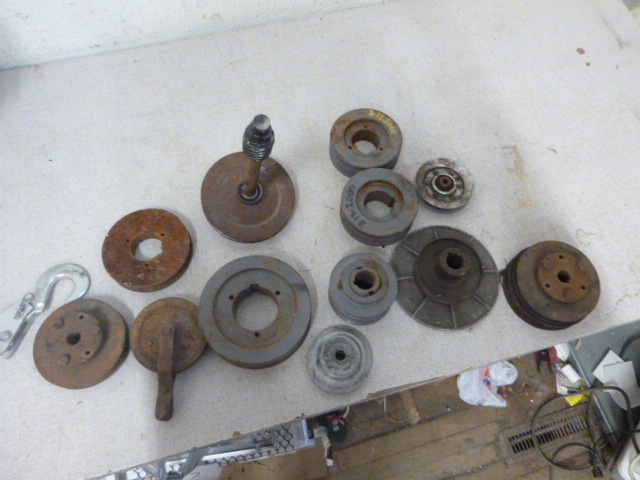 lot 74 image: Miscellaneous Pulleys