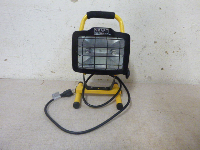 lot 76 image: Smart Electrician Halogen Light