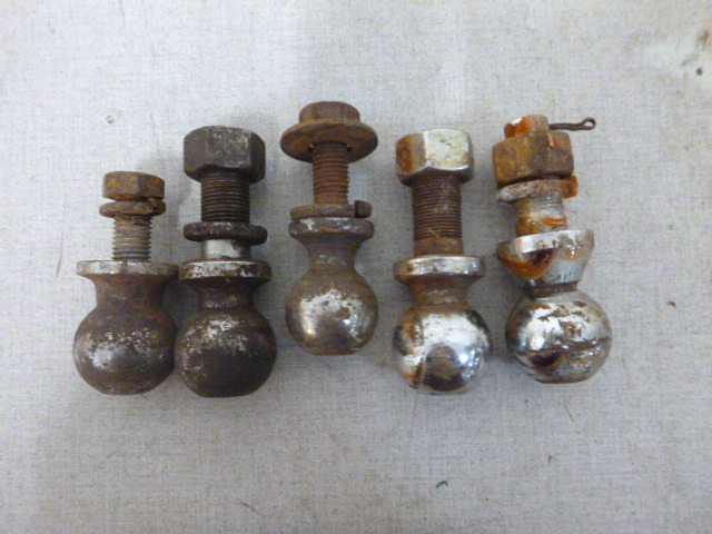 lot 78 image: 5 Trailer Balls
