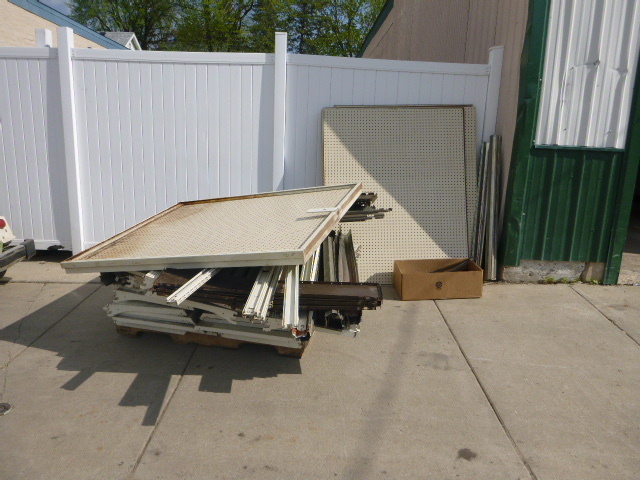 lot 100 image: Miscellaneous Store Shelving