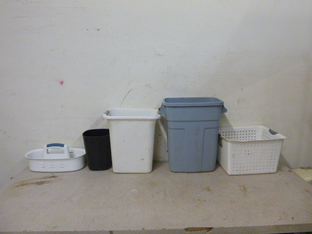 lot 119 image: 3 Trash Cans
