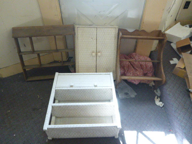 lot 131 image: 4 Miscellaneous Wall Shelves