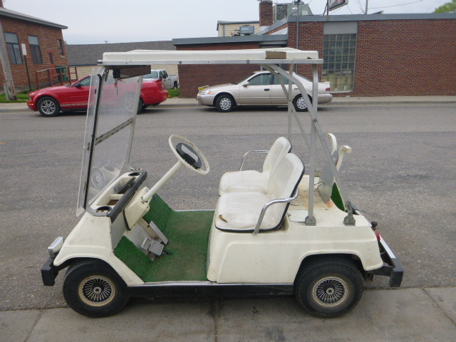 lot 2 image: Yamaha Golf Cart