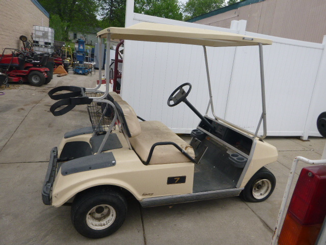 lot 3 image: Club Car Golf Cart