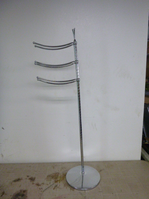lot 144 image: Towel Rack