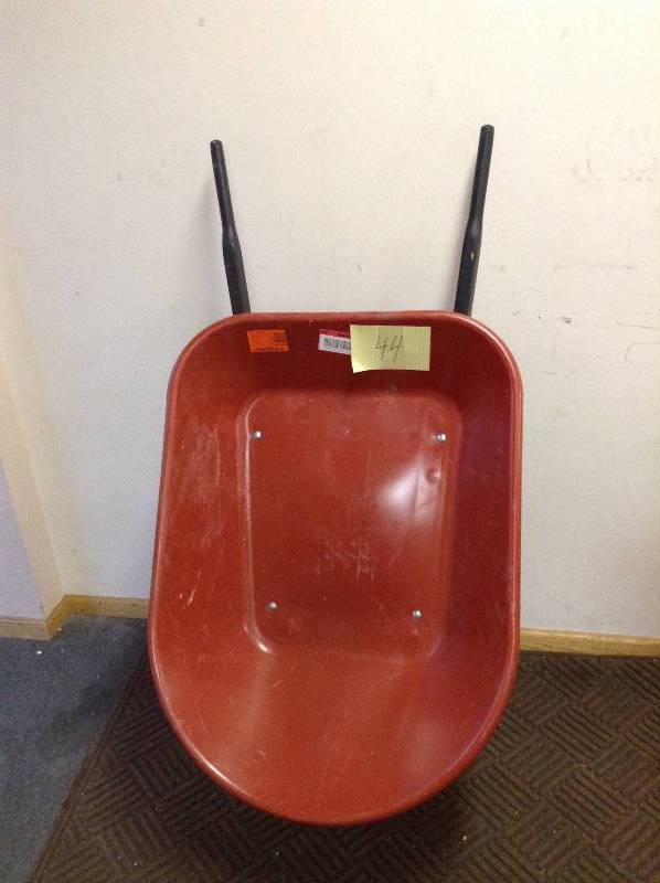 True Temper PW4UT24 4 Cu. ft. Poly Wheelbarrow flat tire