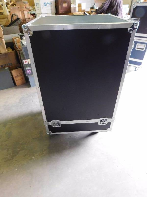 lot 5 image: Equipment Road Case wTwo Locking Wheels
