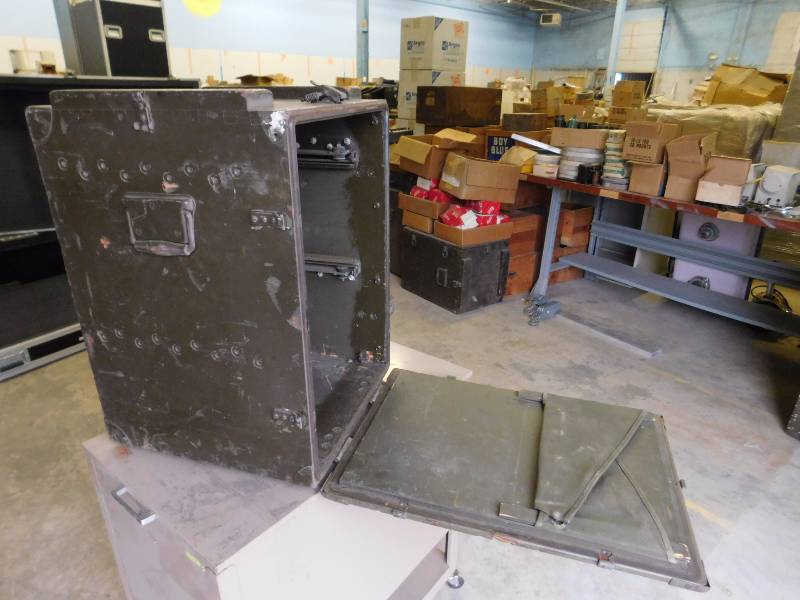 lot 8 image: Vintage Rauland - Borg Corp US Army Transmitter Radio Case