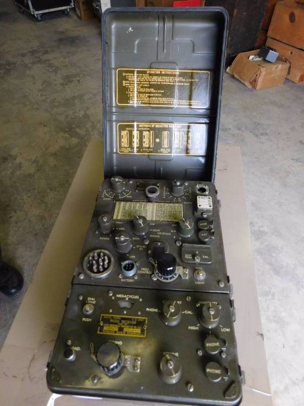 lot 14 image: Howard Radio Military Company Radio Receiver & Transmitter BC-1308