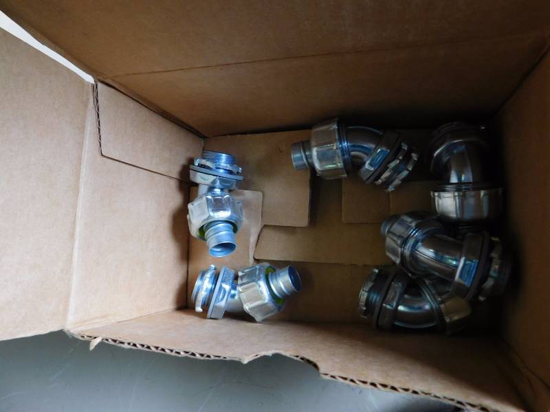 lot 18 image: Ideal 75-421 Liquid Tight Connectors