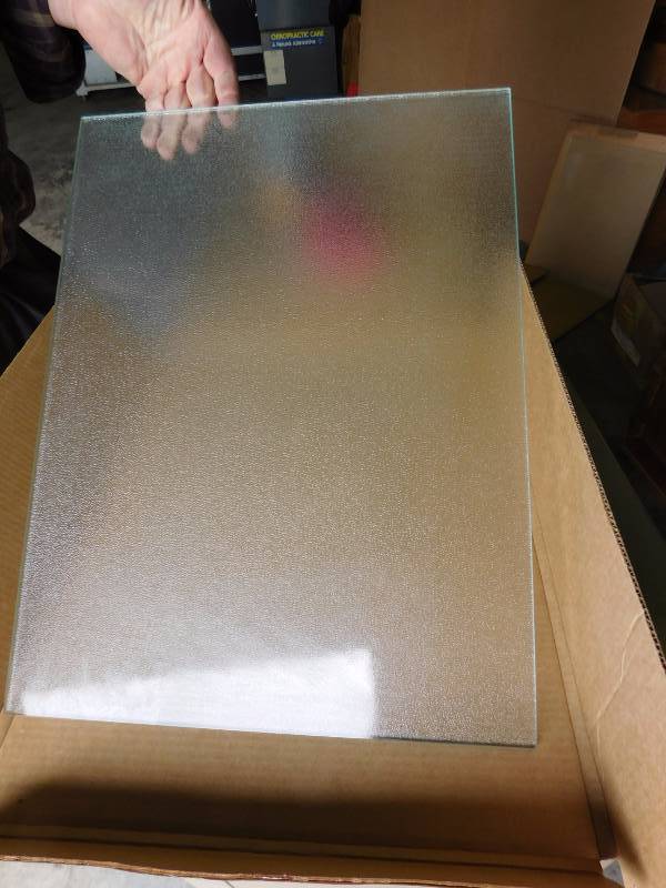 lot 32 image: 10 - Tempered Glass Refrigerator Shelves - 14 14 x 19 x 14