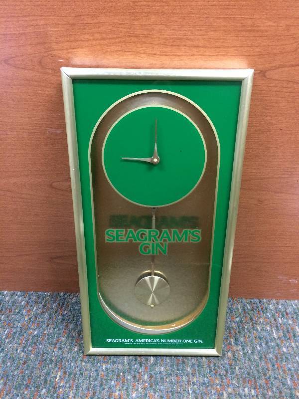 lot 29 image: Seagrams Gin Clock