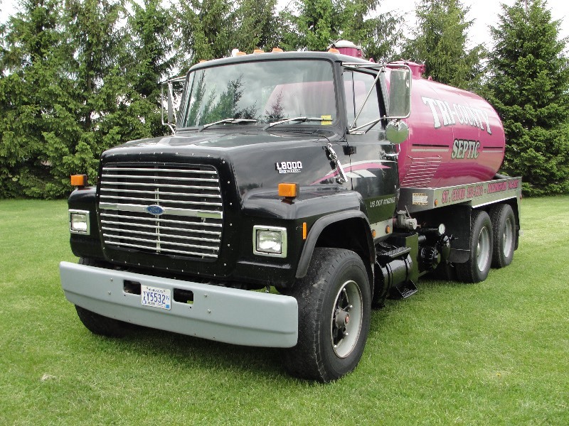 lot 1 image: 1988 L8000 FORD VACCUM SEPTIC TRUCK