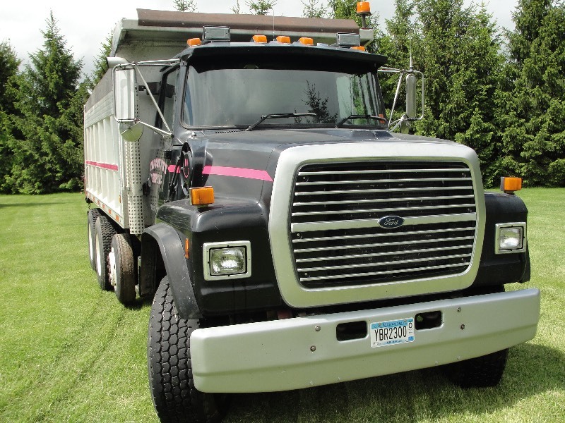 lot 2 image: 1997  L9000 FORD DUMP TRUCK
