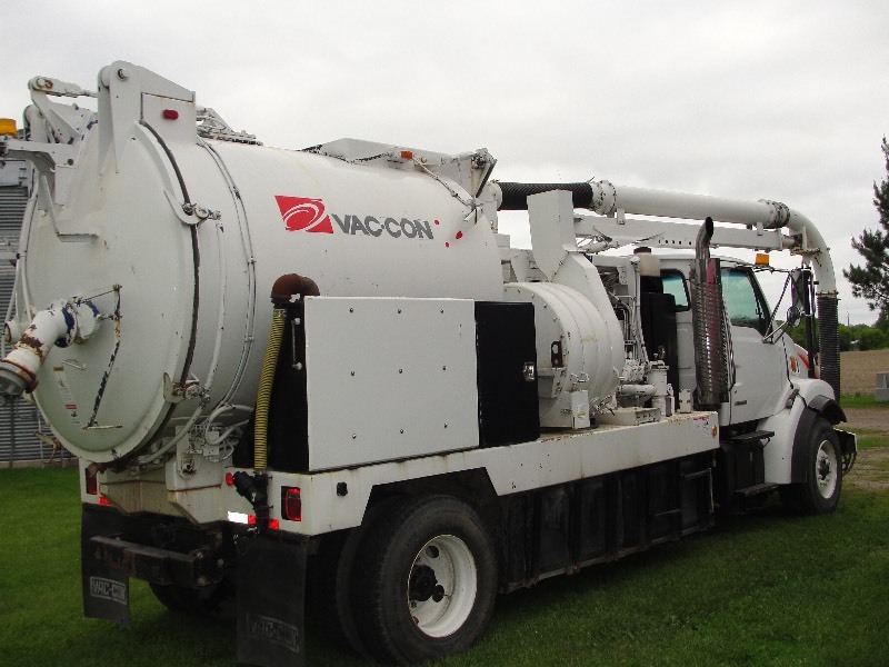 lot 3 image: 2003 STERLING  VACCUM  JETTER TRUCK