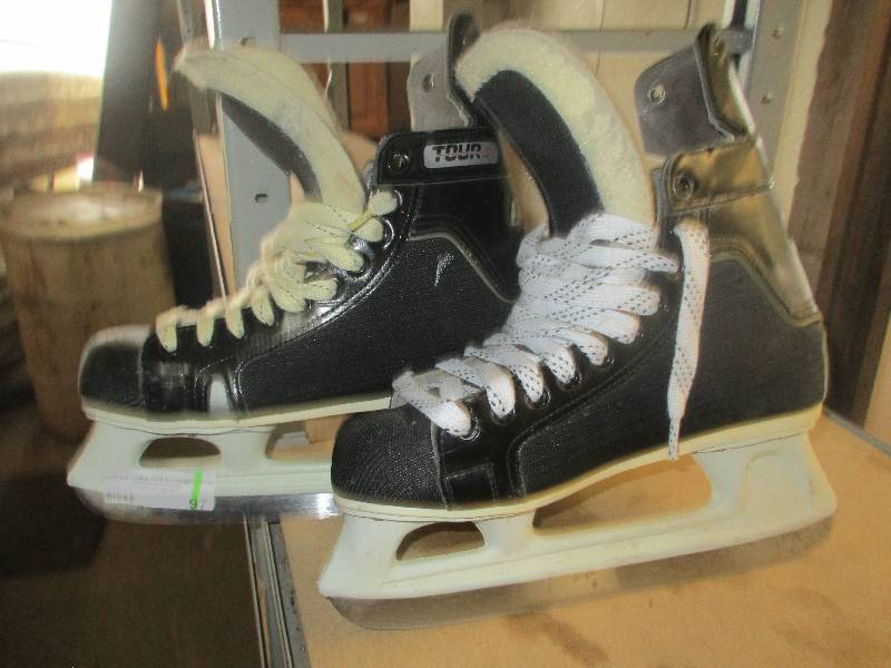 ice scates tour barron XL65 - blade says 11.33