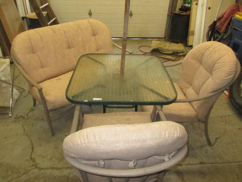 outdoor table and chairs w umbrella