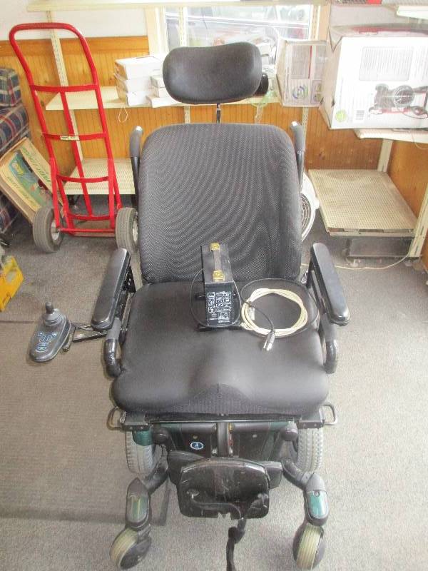 quantum 600 power wheelchair NEEDS BATTERY