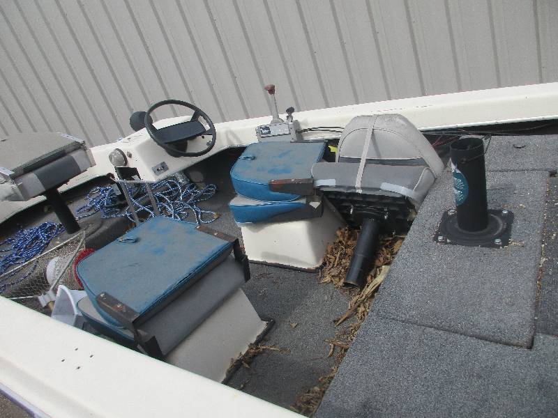 1968 yar-craft boat with 40 HP Evinrude outboard motor