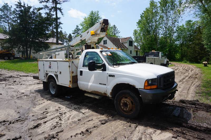 lot 4 image: 2000 Ford F-450 XL Super Duty Power Stroke Diesel Bucket Truck