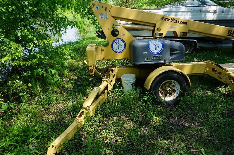 lot 15 image: 2005 BilJax Model 3632T Trailer Mounted Pull Behind Man Lift