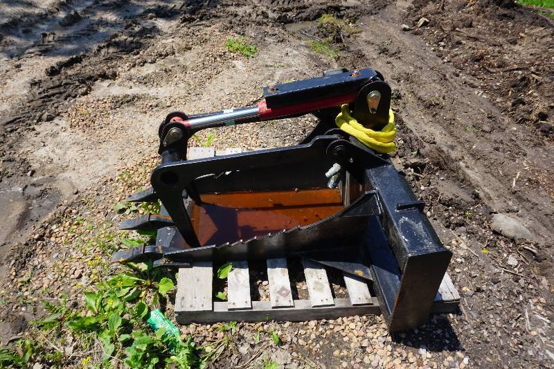 lot 30 image: Universal Mount Bobcat Skid Loader Skid Steer Stump Grapple Bucket