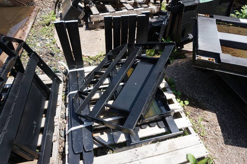 lot 36 image: Universal Mount Toro Dingo Boxer Mini Skid Loader Pallet Fork Attachment