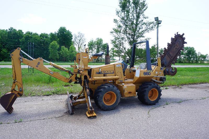 lot 2 image: Case 660 Chain Trencher With D125 Back Hoe Attachment