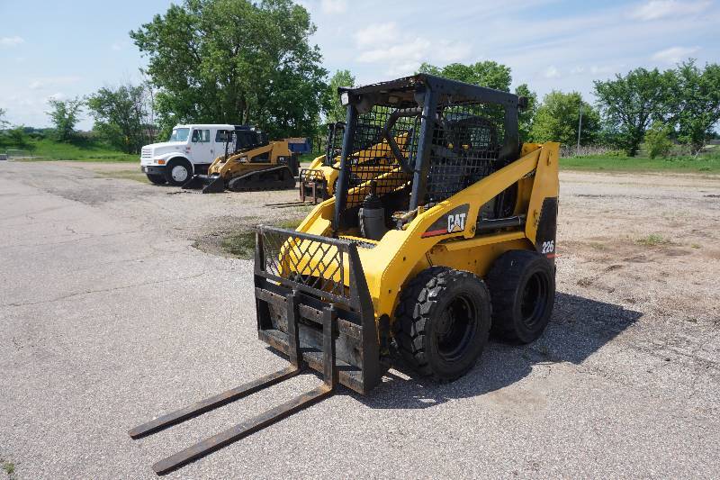 lot 8 image: 2001 Cat 226 Skid Loader Skid Steer