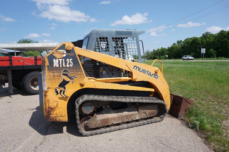 lot 7 image: 2007 Mustang MTL25 2 Speed Tracked Multi Terrain Skid Loader Skid Steer