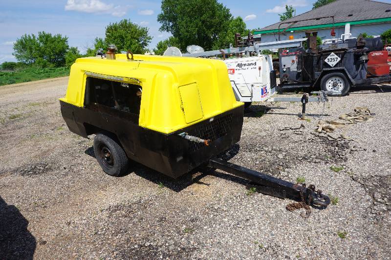 lot 19 image: Multi Quip 185 CFM Pull Behind Diesel Powered Compressor