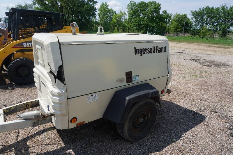 lot 20 image: Ingersoll Rand 185 CFM Pull Behind Diesel Powered Air Compressor