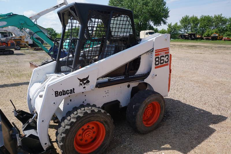 lot 10 image: 2001 Bobcat 863G Skid Loader Skid Steer