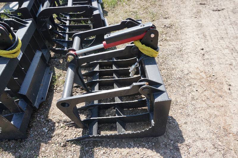 lot 33 image: Universal Mount Mini Toro Dingo Boxer 48 Root Grapple Bucket