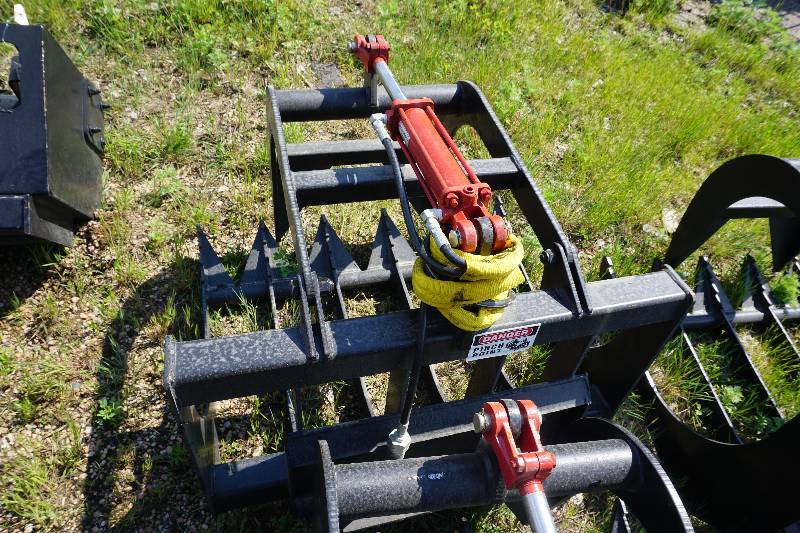 lot 34 image: Universal Mount Mini Toro Dingo Boxer 36 Root Grapple Bucket