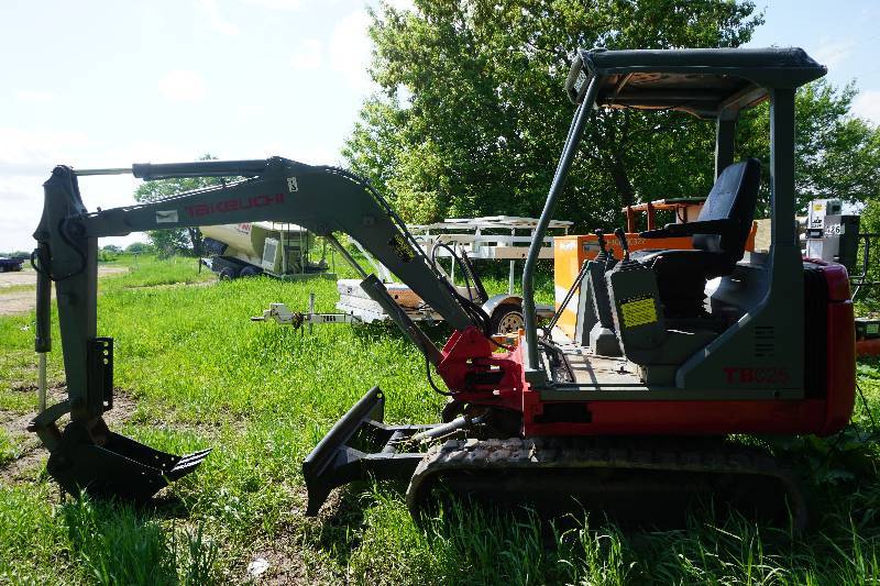 lot 11 image: 1999 Takeuchi Model TB025 Mini Tracked Excavator