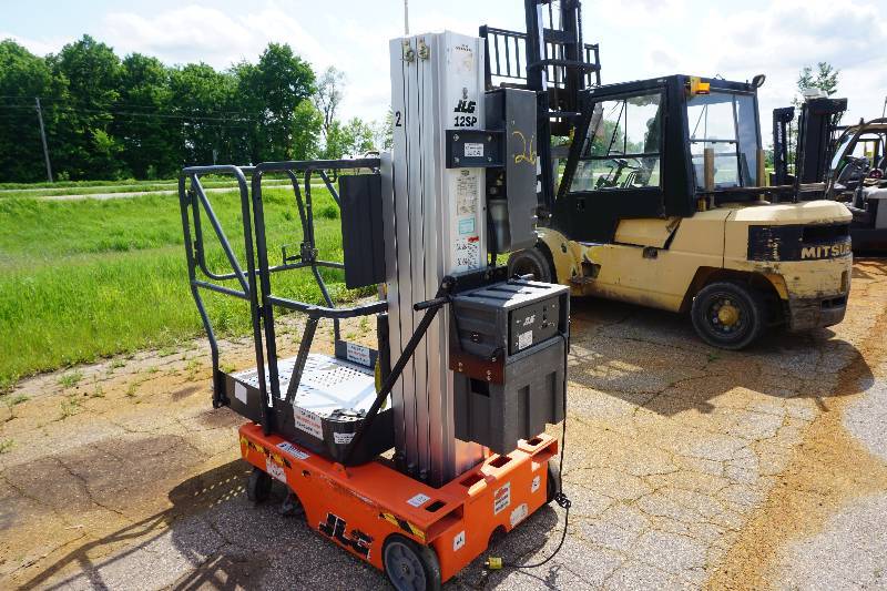 lot 18 image: 2003 JLG Model 12SP ElectricHydraulic  Man Lift