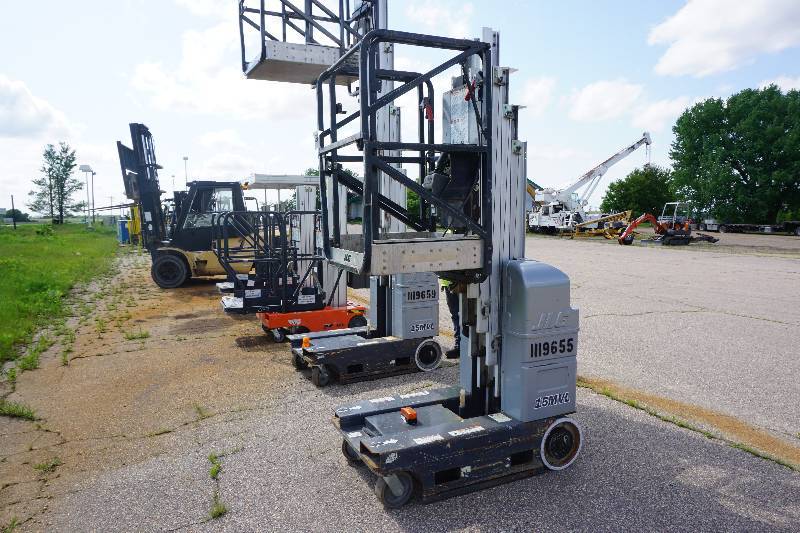 lot 17 image: 2009 JLG Model 15MVL ElectricHydraulic Man Lift