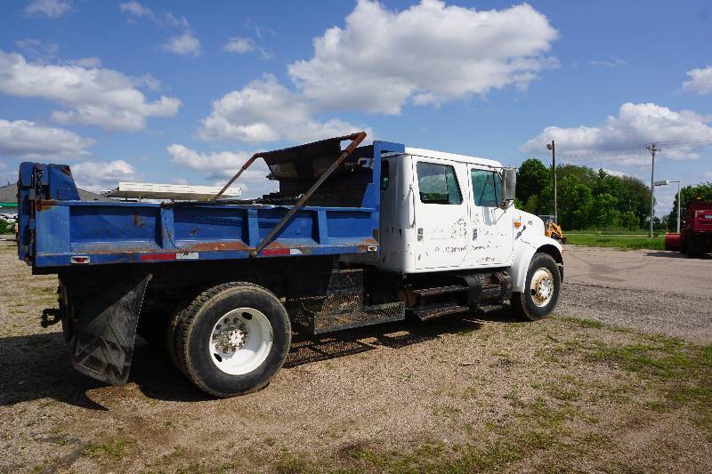 lot 5 image: 1995 International Model 4700 Crew Cab Dump Truck