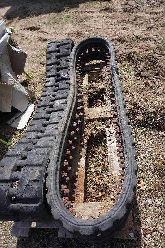 lot 39 image: Bobcat Bridgestone Skid Loader Skid Steer Rubber Tracks