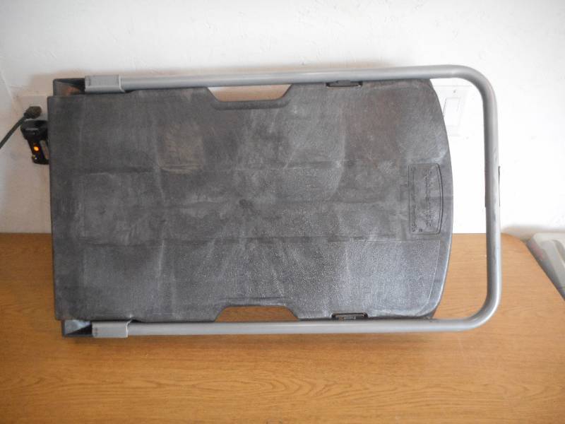 lot 16 image: RUBBERMAID 4 WHEEL CART