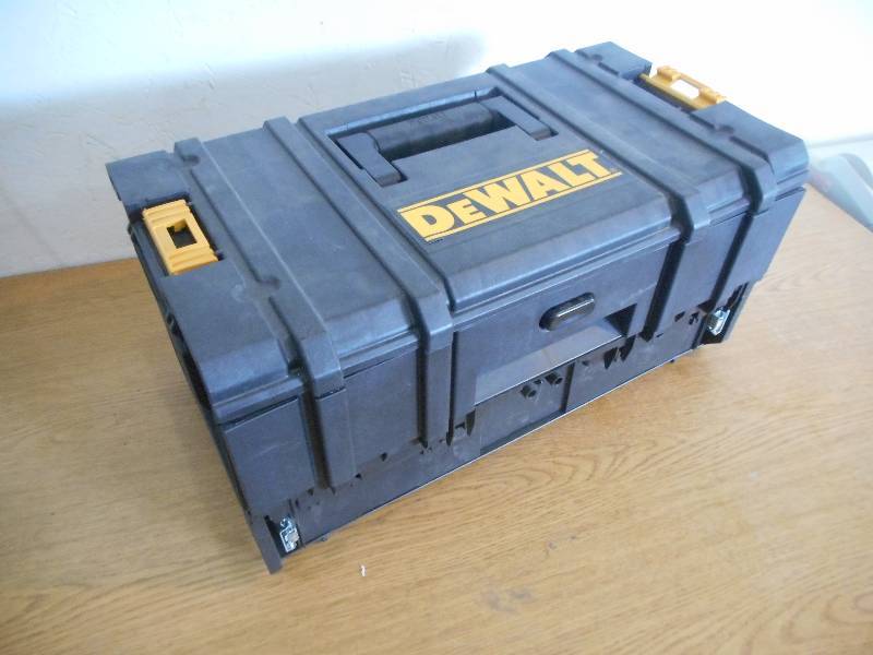 lot 26 image: DEWALT TOOL BOX