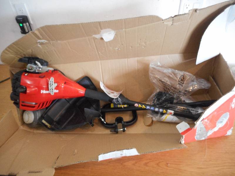lot 32 image: Homelite 2-Cycle 26cc Straight Shaft Gas Trimmer