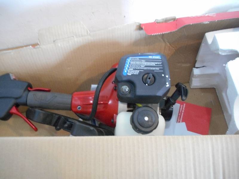 lot 34 image: Toro 2-Cycle 25.4cc Power Head for Trimmers