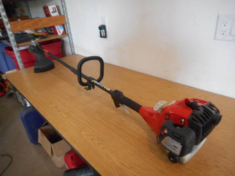 lot 58 image: Homelite 2-Cycle 26cc Straight Shaft Gas Trimmer