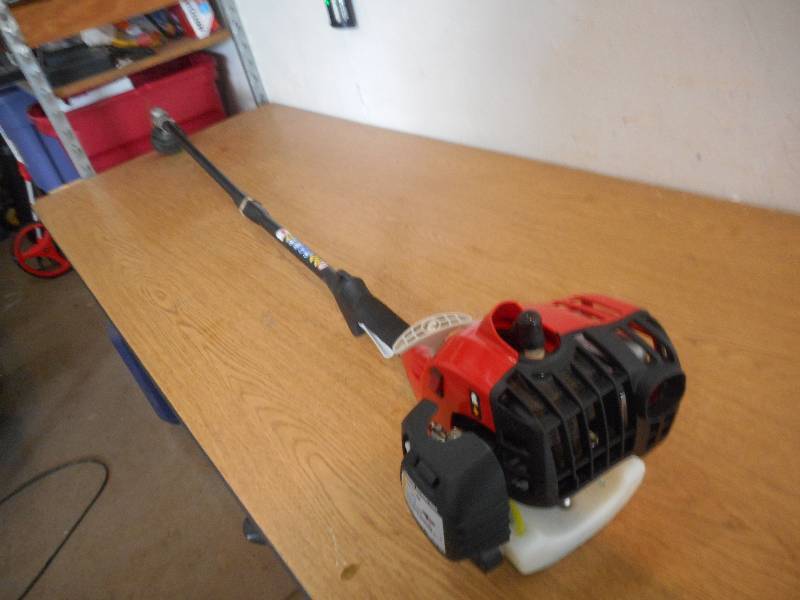 lot 59 image: Homelite 2-Cycle 26cc Straight Shaft Gas Trimmer